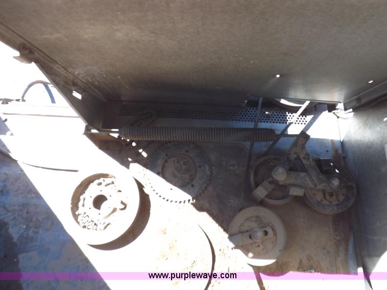 image for item I9043 1990 Gleaner R60 combine