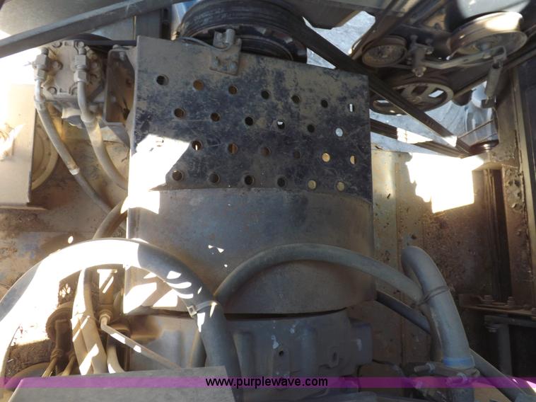 image for item I9043 1990 Gleaner R60 combine