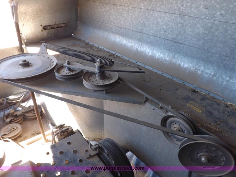 image for item I9043 1990 Gleaner R60 combine