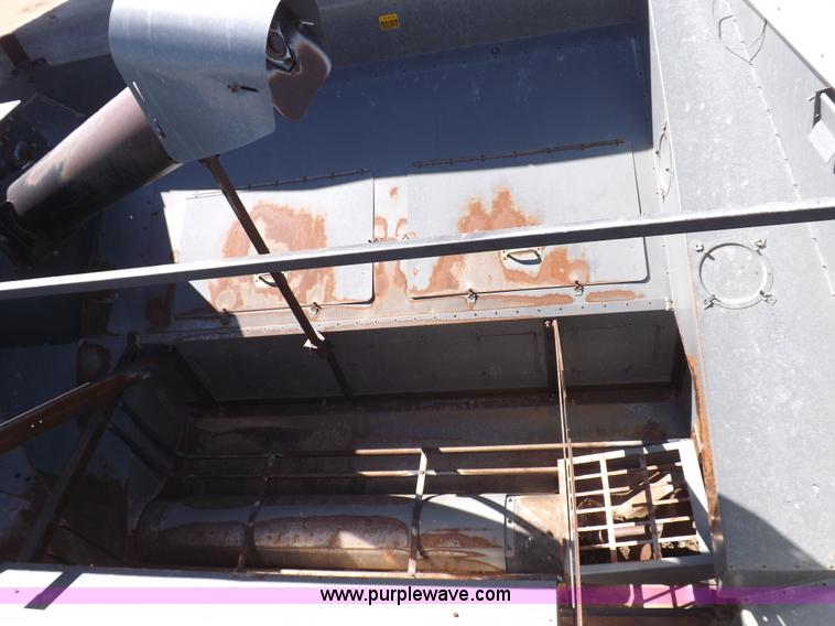 image for item I9043 1990 Gleaner R60 combine