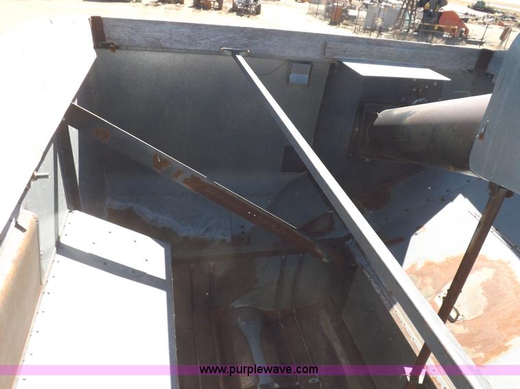 image for item I9043 1990 Gleaner R60 combine