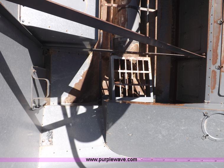 image for item I9043 1990 Gleaner R60 combine