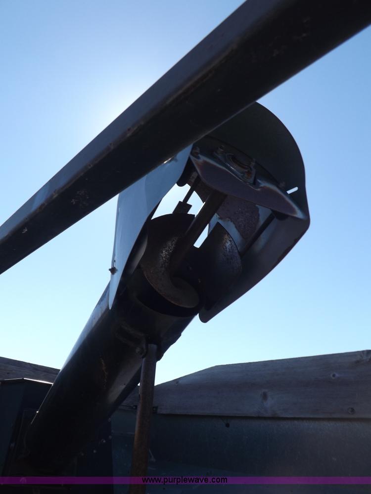 image for item I9043 1990 Gleaner R60 combine