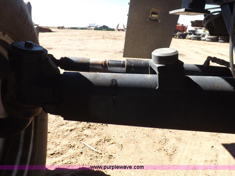 image for item I9043 1990 Gleaner R60 combine