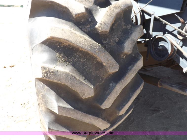 image for item I9043 1990 Gleaner R60 combine