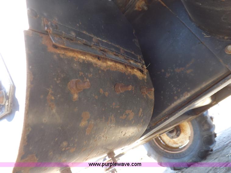 image for item I9043 1990 Gleaner R60 combine