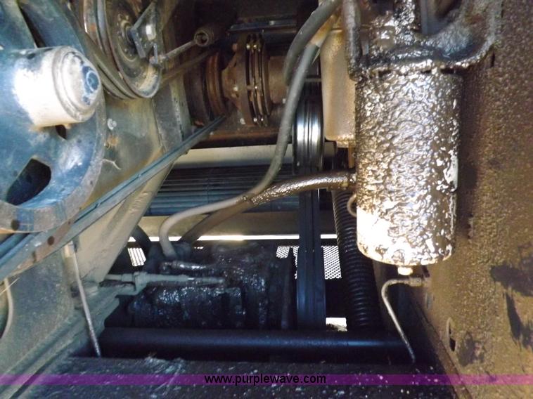 image for item I9043 1990 Gleaner R60 combine