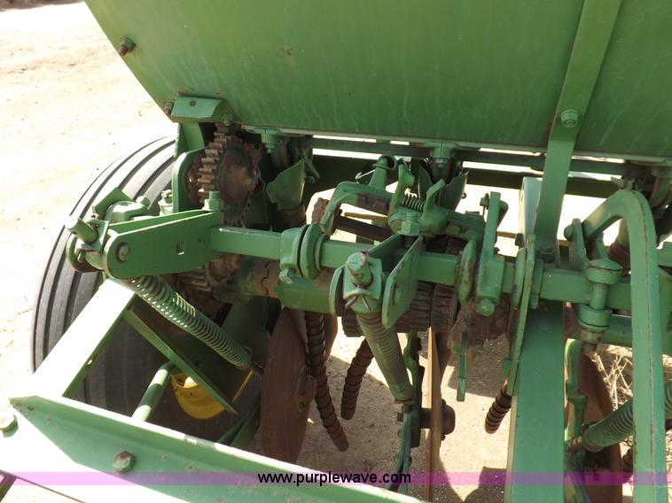 image for item I9045 (2) John Deere E0DRB drills