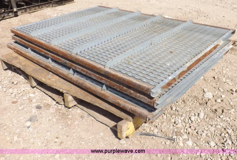 image for item I9048 One set of three screens