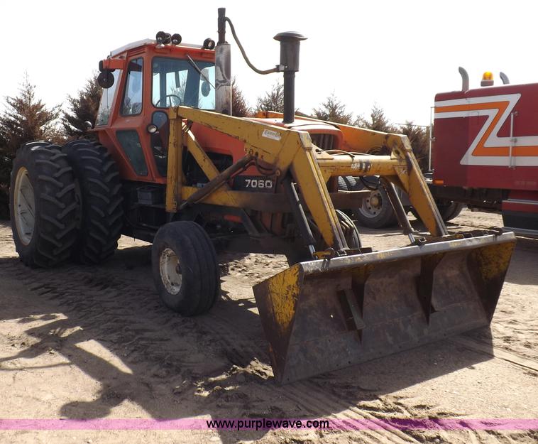 image for item I9054 1980 Allis Chalmers 7060 tractor