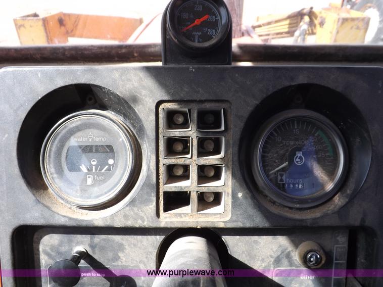 image for item I9054 1980 Allis Chalmers 7060 tractor