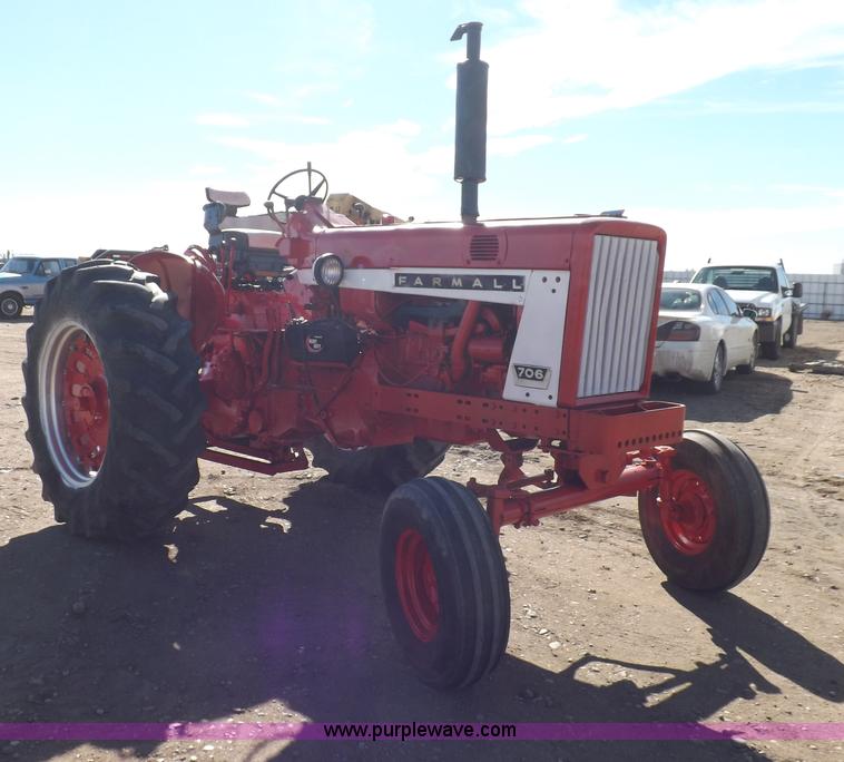 image for item I9059 Farmall 706 tractor