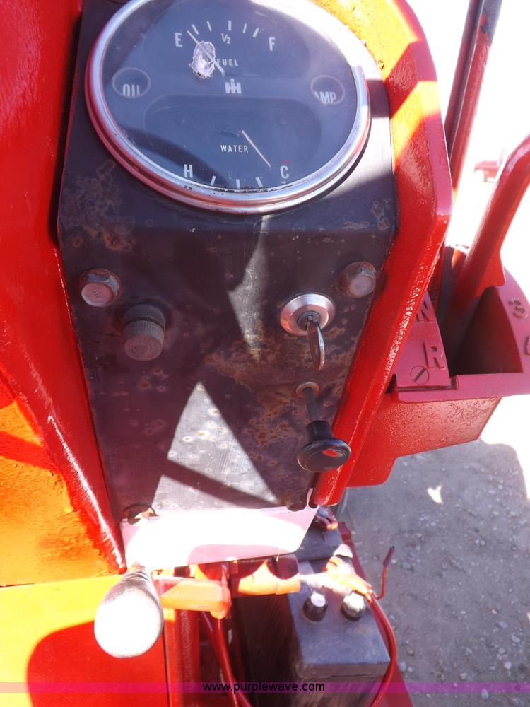 image for item I9059 Farmall 706 tractor