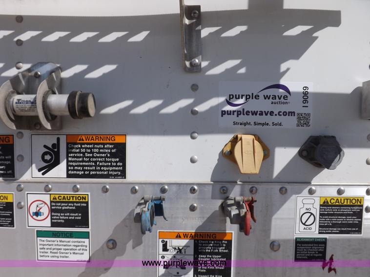 image for item I9069 2011 Wilson DWH550 Pace Setter double hopper grain trailer