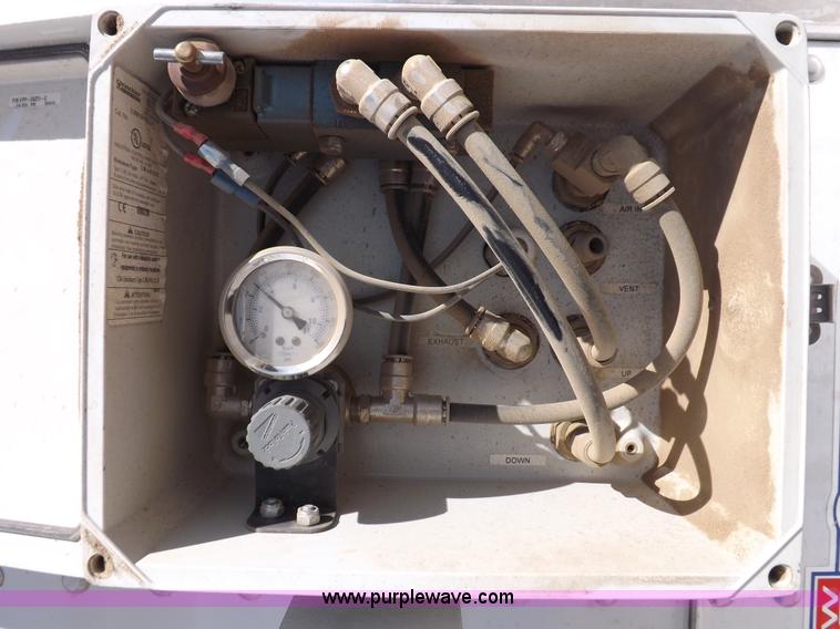 image for item I9069 2011 Wilson DWH550 Pace Setter double hopper grain trailer