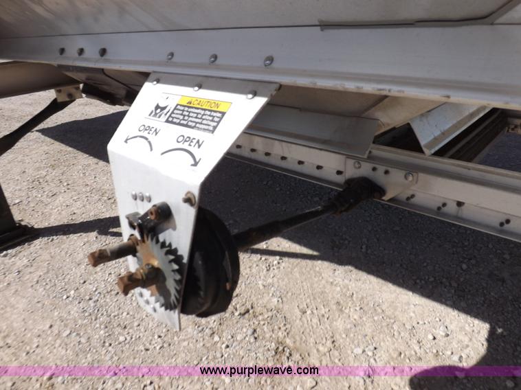 image for item I9069 2011 Wilson DWH550 Pace Setter double hopper grain trailer