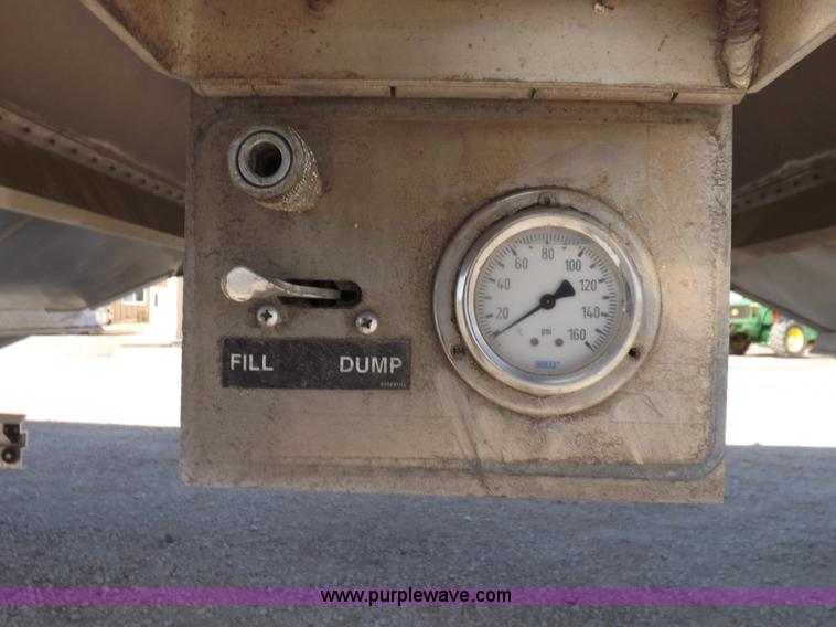 image for item I9069 2011 Wilson DWH550 Pace Setter double hopper grain trailer