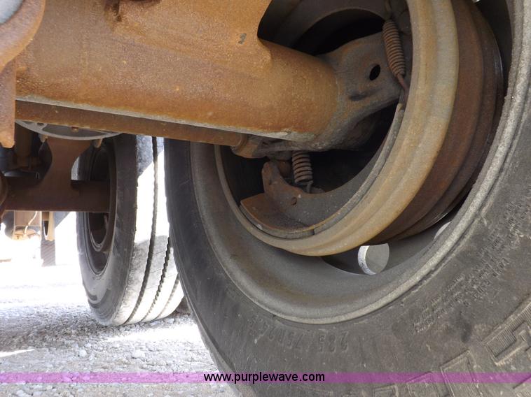 image for item I9069 2011 Wilson DWH550 Pace Setter double hopper grain trailer