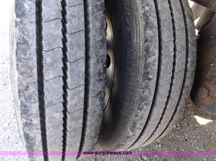 image for item I9069 2011 Wilson DWH550 Pace Setter double hopper grain trailer