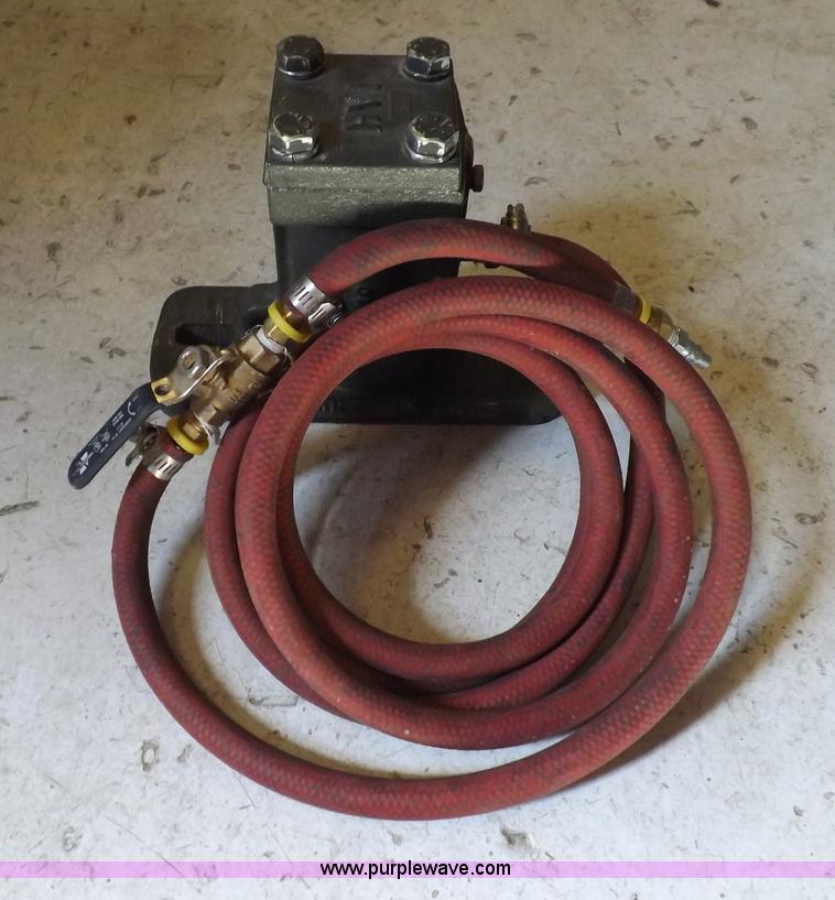 image for item I9069 2011 Wilson DWH550 Pace Setter double hopper grain trailer