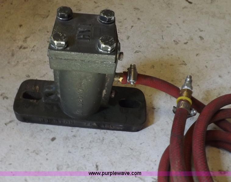 image for item I9069 2011 Wilson DWH550 Pace Setter double hopper grain trailer