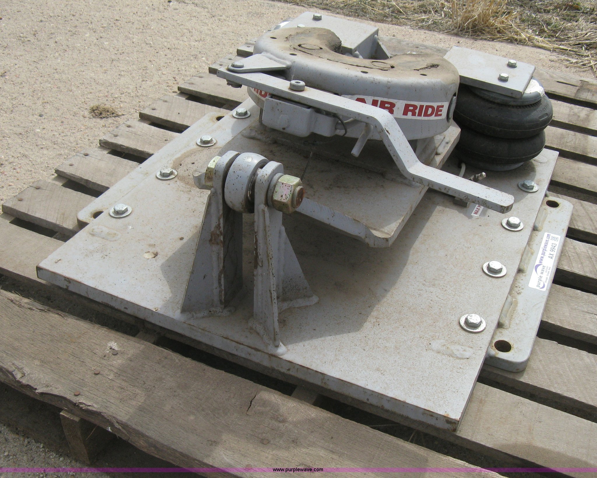 Advanced air ride fifth wheel hitch in Sterling, KS Item AX9943 sold