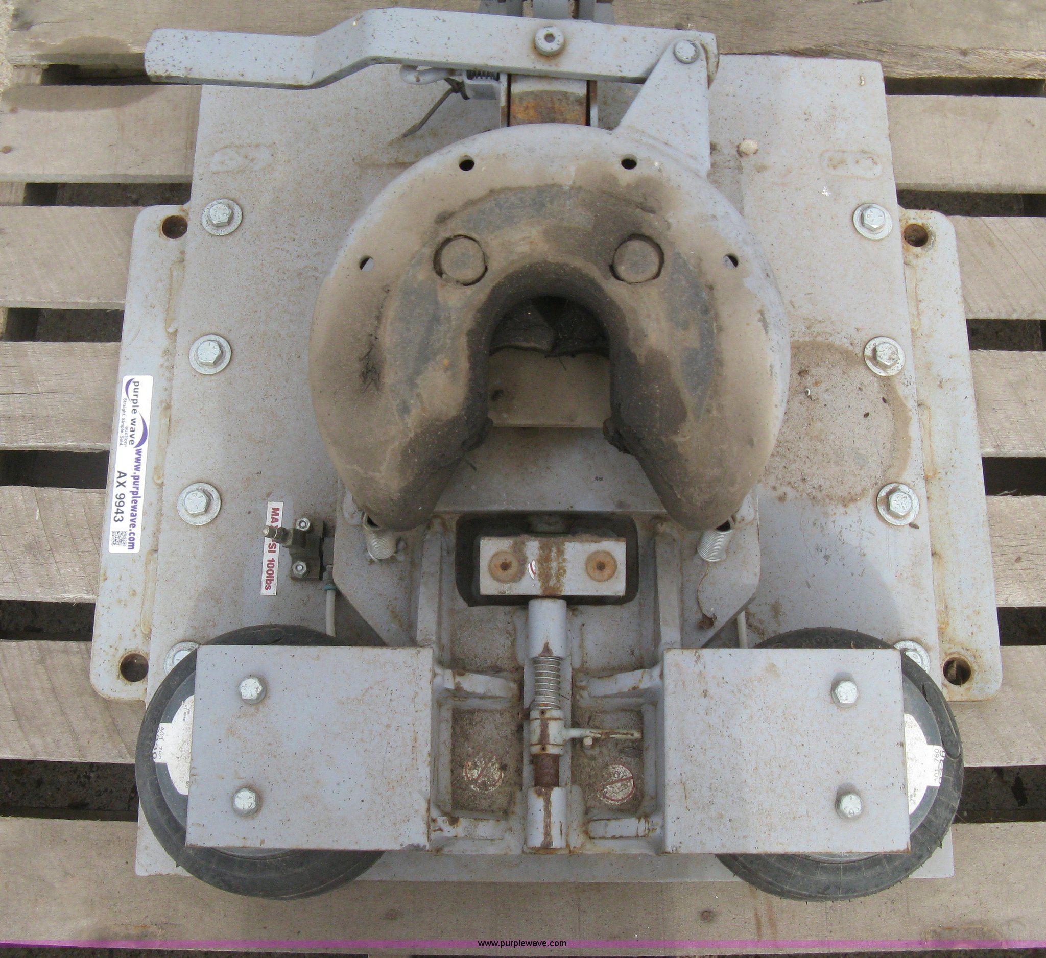 Advanced air ride fifth wheel hitch in Sterling, KS Item AX9943 sold