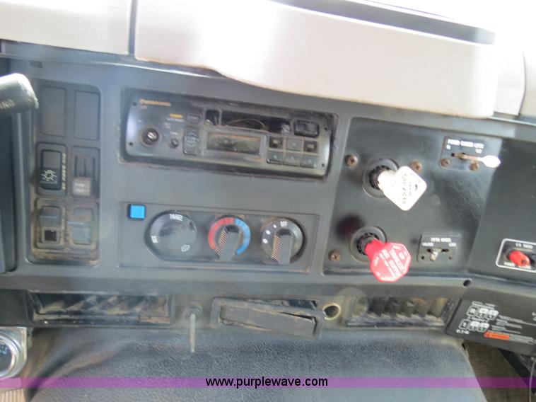 image for item B4879 1997 International 8200 dump truck