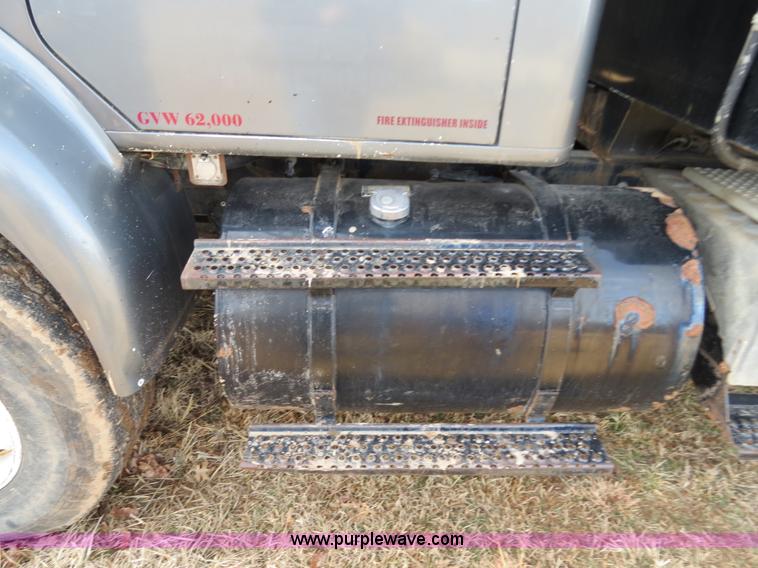 image for item B4879 1997 International 8200 dump truck