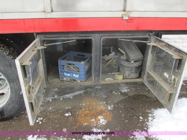 image for item E5324 1993 Peterbilt 375 utility truck