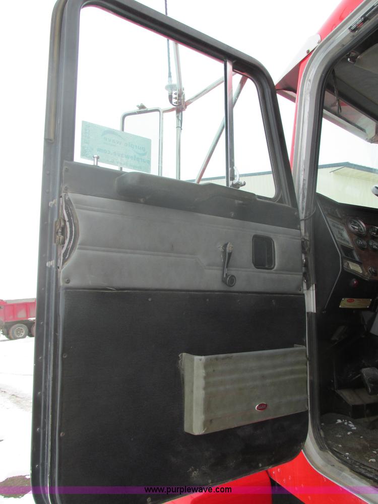 image for item E5324 1993 Peterbilt 375 utility truck