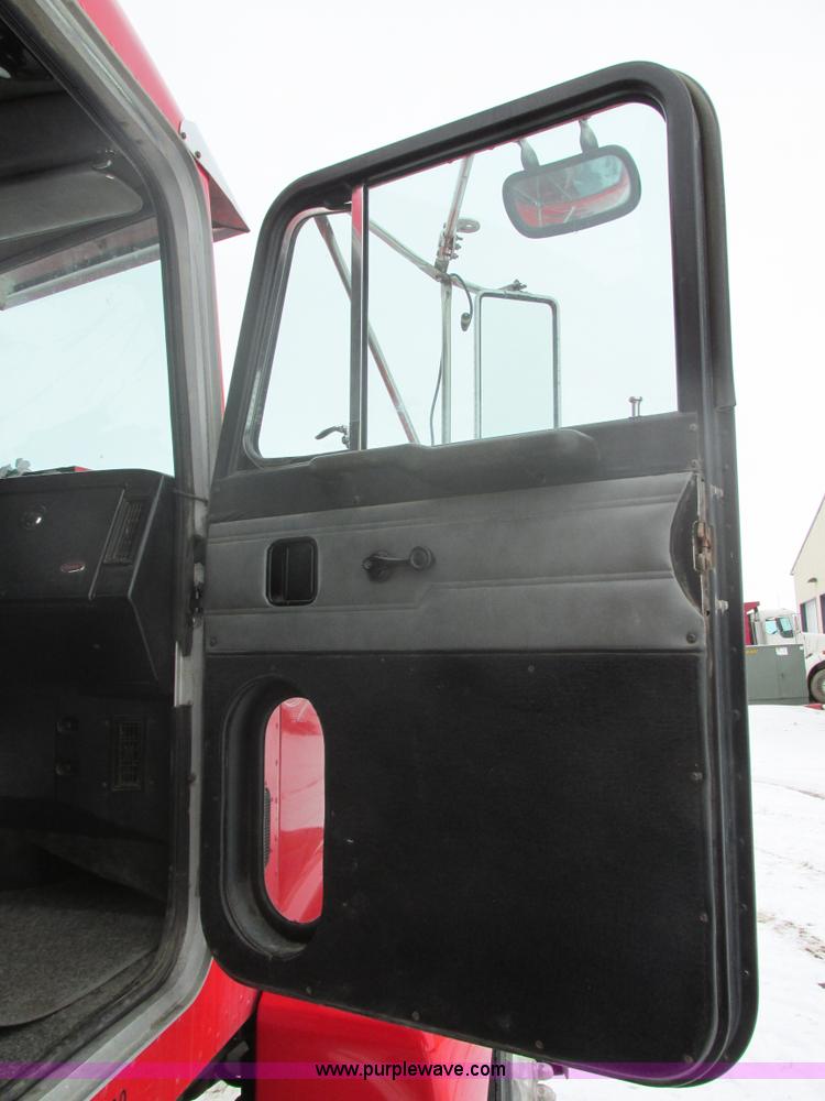 image for item E5324 1993 Peterbilt 375 utility truck