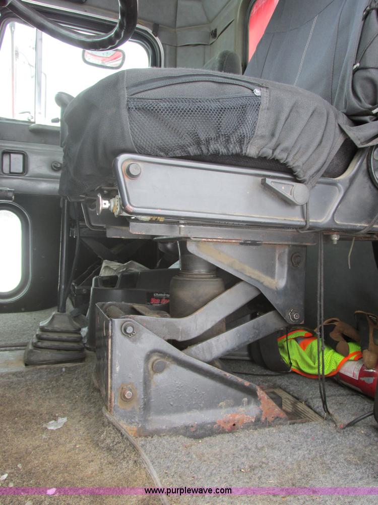 image for item E5324 1993 Peterbilt 375 utility truck