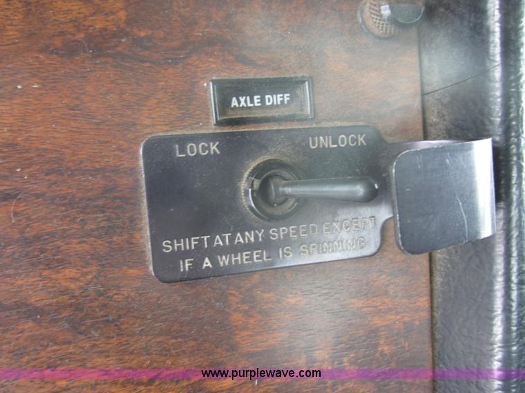 image for item E5324 1993 Peterbilt 375 utility truck