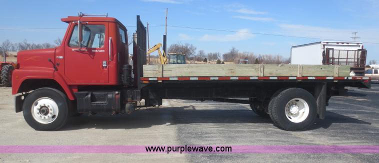 image for item F6845 1981 International S2200 flatbed truck