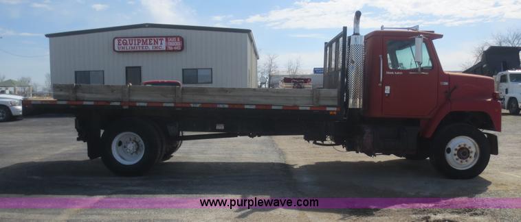 image for item F6845 1981 International S2200 flatbed truck