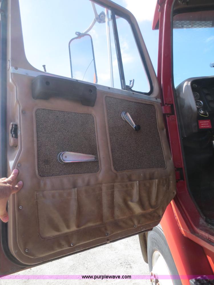 image for item F6845 1981 International S2200 flatbed truck