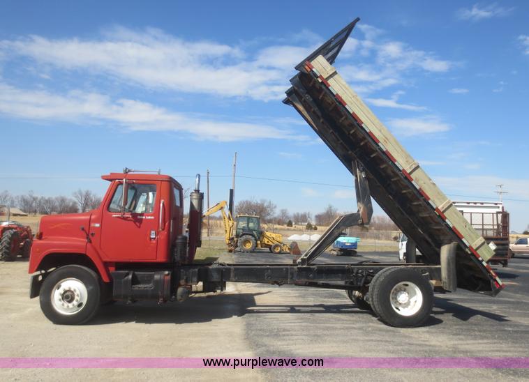 image for item F6845 1981 International S2200 flatbed truck