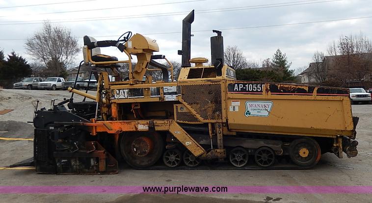 image for item H1342 2000 Caterpillar AP-1055B paver