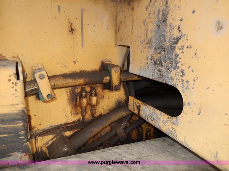 image for item H1342 2000 Caterpillar AP-1055B paver