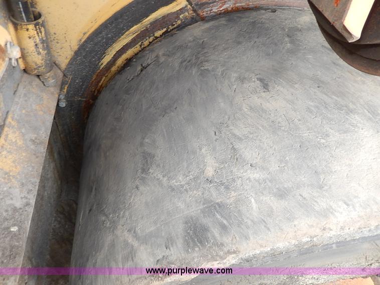 image for item H1342 2000 Caterpillar AP-1055B paver