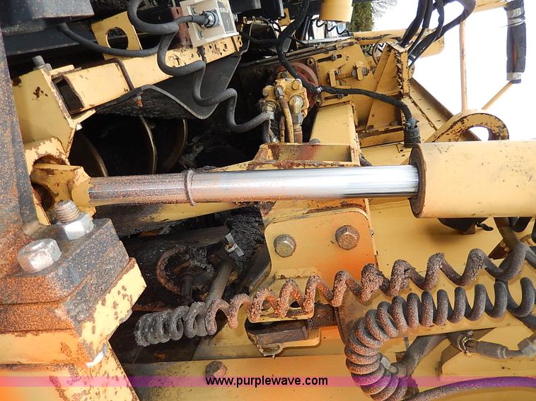 image for item H1342 2000 Caterpillar AP-1055B paver