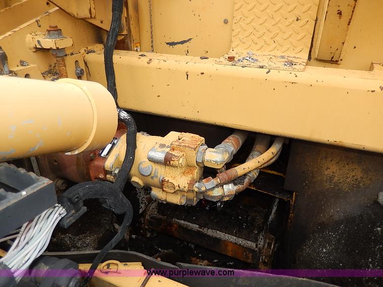 image for item H1342 2000 Caterpillar AP-1055B paver
