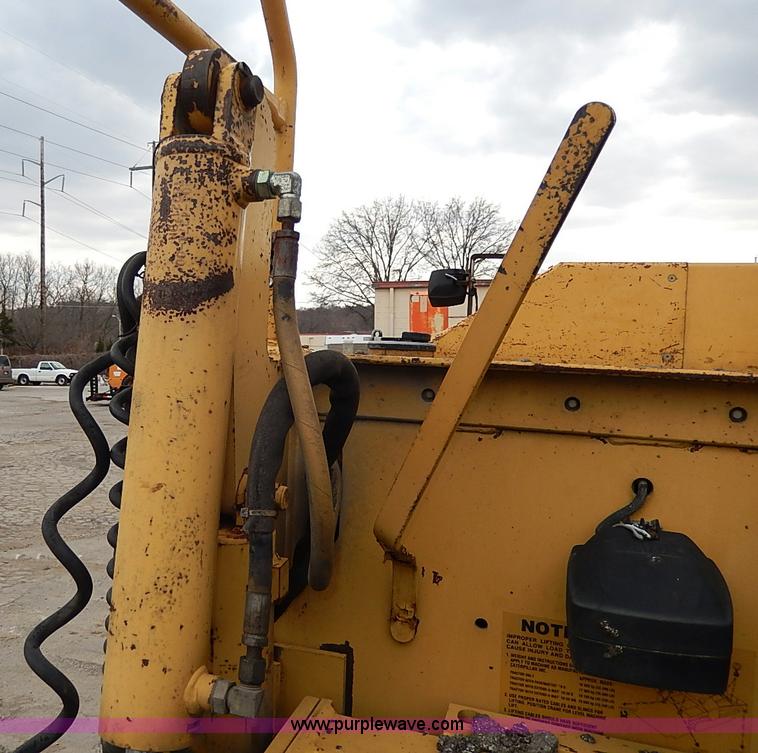 image for item H1342 2000 Caterpillar AP-1055B paver