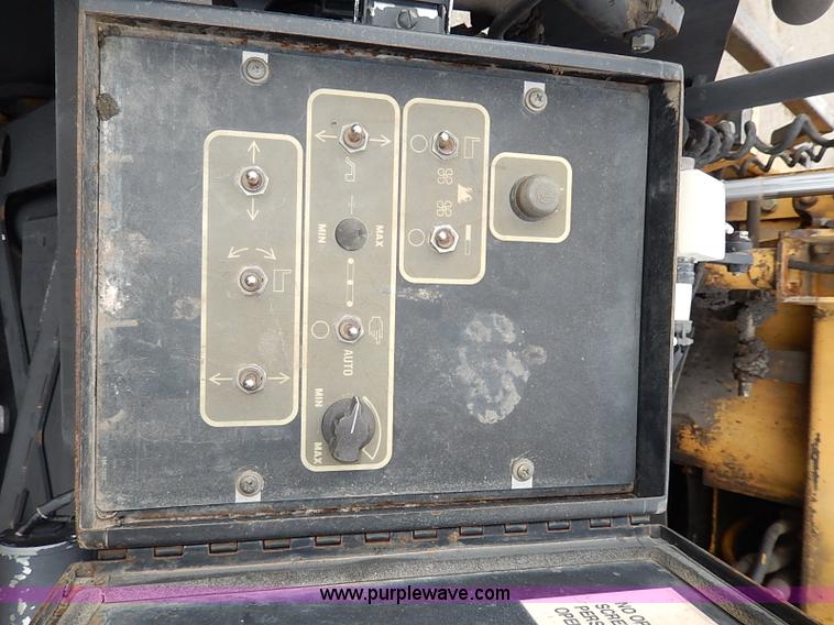 image for item H1342 2000 Caterpillar AP-1055B paver