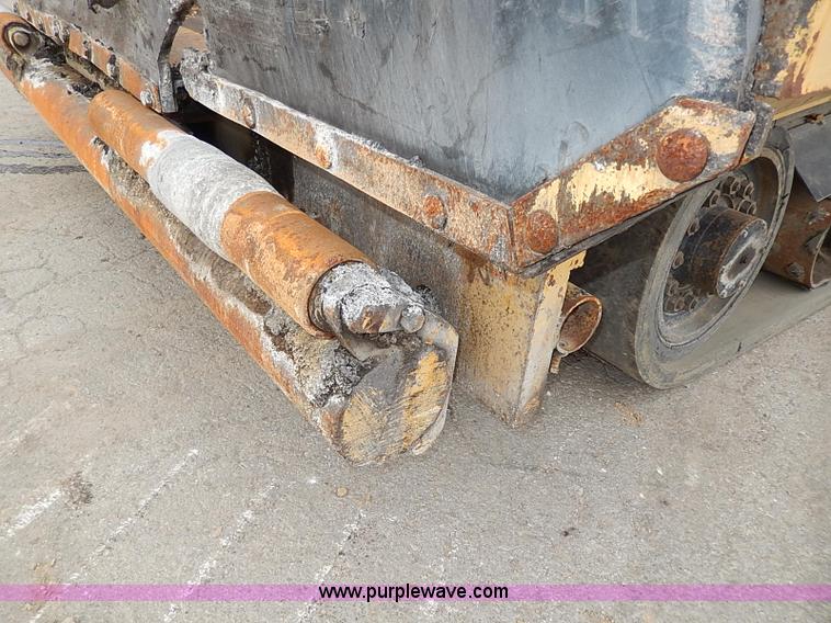 image for item H1342 2000 Caterpillar AP-1055B paver