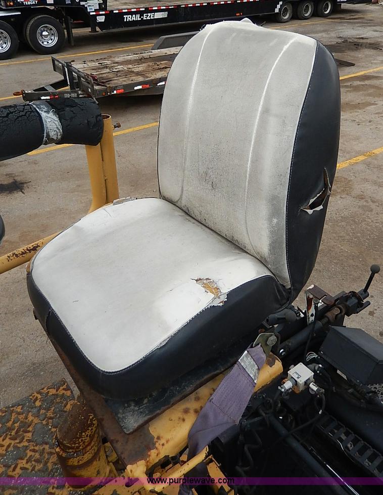 image for item H1342 2000 Caterpillar AP-1055B paver