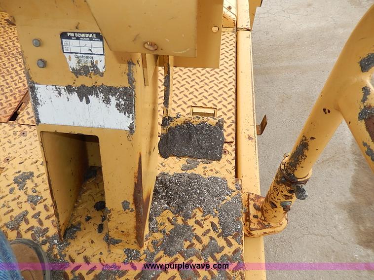 image for item H1342 2000 Caterpillar AP-1055B paver