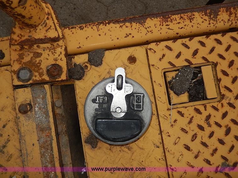 image for item H1342 2000 Caterpillar AP-1055B paver