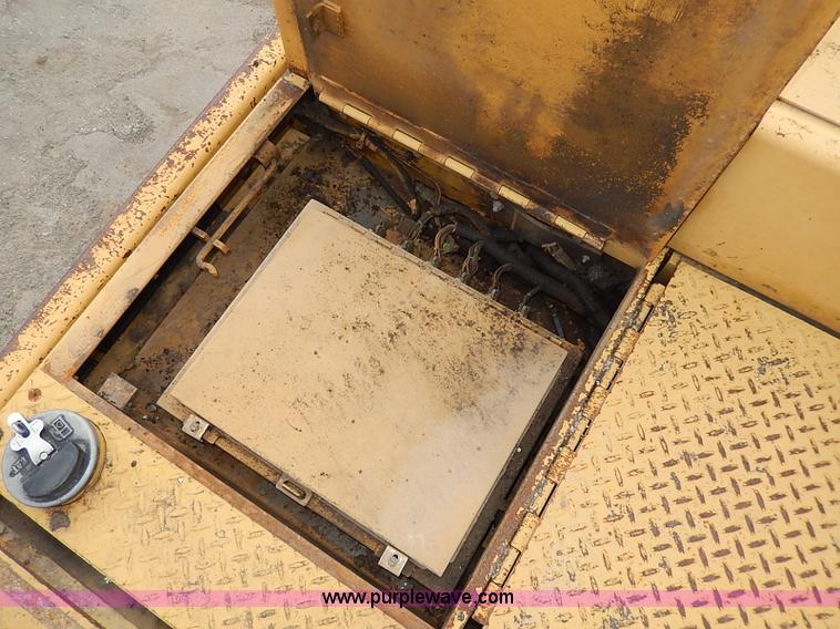 image for item H1342 2000 Caterpillar AP-1055B paver